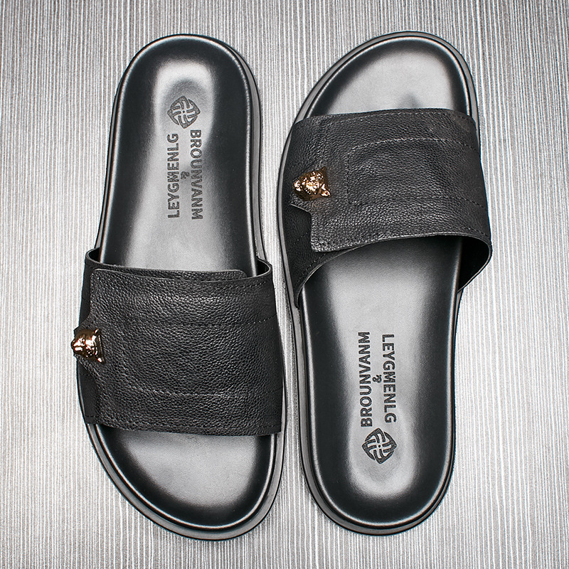 Street Fashion Men 2025 - 2025 ใหม่ของแท้หนังรองเท้าแตะโลหะตกแต่งลื่น Flip-Flop รองเท้าแตะสําหรับชายแฟชั่น Casual ฤดูร้อนสีดํารองเท้าชาย